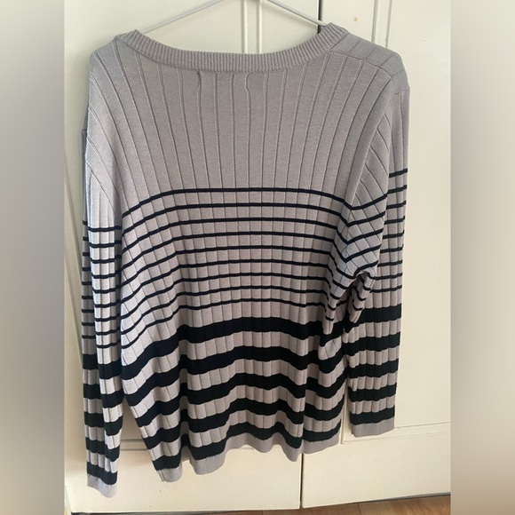 2/$10 Lightweight sweater - M runs Large - Picture 2 of 2